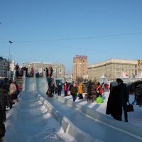 Ледяная горка на городской ёлке :: Олег Афанасьевич Сергеев