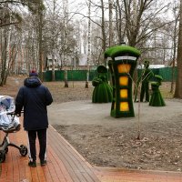 Зелёный уголок  в мрачном парке. :: Татьяна Помогалова