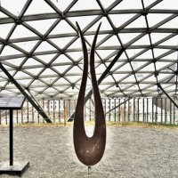 Скульптура «Тюльпан» под "Стеклянной корой" :: Елена (ЛенаРа)