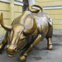 Скульптура быка на Конногвардейском бульваре :: Елена Павлова (Смолова)