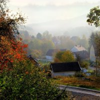 Притаился посёлок в холмах и туманах :: Татьяна Кадочникова