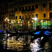 Парковка у отеля, жизнь ночной Венеции :: M Marikfoto