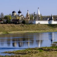 Старцикий монастырь на берегу узкой реки Волга :: Георгий А