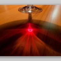 на столе стакан красного вина и свет :: Heinz Thorns