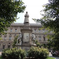 Памятник Леонардо да Винчи  на площади Ла Скала :: Гала 