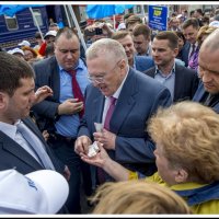 В.В.Жириновский. Раздача денег народу :: Игорь Волков