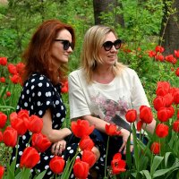 Женщины, как цветы, весной расцветают. :: Татьяна Помогалова