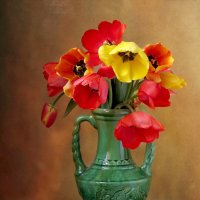 Тюльпаны в зеленой вазе :: SaGa 