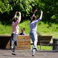 Шотландский танец в парке :: Алексей Виноградов