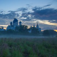 Свято-Боголюбский монастырь на рассвете. :: Igor Andreev