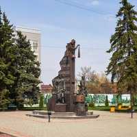 Памятник В.Агапкину и И.Шатрову в центре г.Тамбова :: Александр Тулупов