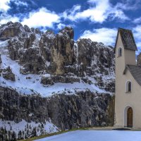 церковь построена в память погибших альпинистов :: Георгий А