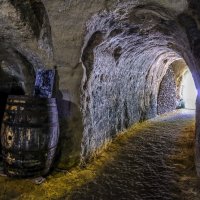 хранилище вина в подземном городке Рошменье (Rochemeunier) :: Георгий А