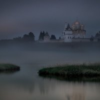 Туманный рассвет у монастыря :: Fuseboy 