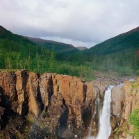 Водопад на реке Орокан :: Сергей Курников