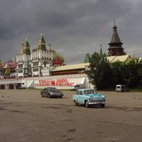 Кто кого старше - машина или кремль? :: Андрей Лукьянов