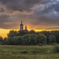 Никольский храм на фоне заката :: Сергей Цветков