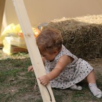 Ребенок на траве :: Сергей Сунгуров