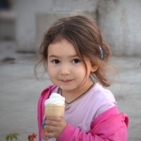 Девочка с мороженым :: Нина Синица