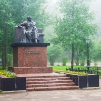 Задумчивый Пушкин в утреннем тумане. :: Николай Зиновьев
