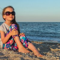 Девочка сидит на берегу моря :: Olga Ponomarenko