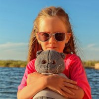 Портрет девочки с игрушкой на берегу :: Olga Ponomarenko