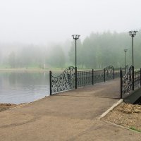 Туманное утро в ухтинском парке, новый мост через реку Чибью... :: Николай Зиновьев