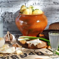 Картошка с салом ,чесноком, хлебом и луком. :: Андрей Ермолаев