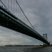 Темнеет! А вот и мост Б.Франклина через реку Делавер :: Юрий Поляков