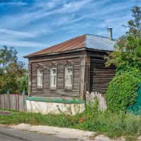 Рябина у старого дома :: Виталий Белов