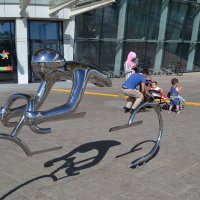 Астана ,время на Экспо 2017 года...Памятник велосипедисту...серебро. :: Андрей Хлопонин
