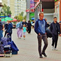 Настроение людей в городе :: Валентина Пирогова