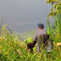 Рыбак на озере :: Андрей Снегерёв