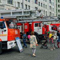Демонстрация пожарной техники на День города :: Дмитрий Конев