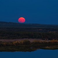 Красная Луна над Камой :: Владимир Максимов