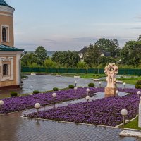 В монастырском дворе :: Сергей Цветков