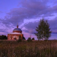 Введенский храм на закате и на поле :: Георгий А