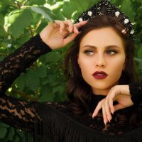Красивая девушка в короне кокошнике в парке :: Анастасия Иващенко