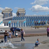 На улицах столицы, обычный день обывателя города... :: Андрей Хлопонин