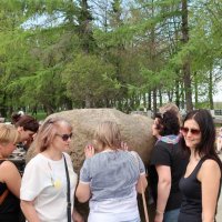 Женщины окружили "исцелительный" камень в Ярославле :: Gen Vel