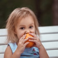 Девочка с апельсинами :: Ольга Токмакова