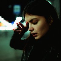 Девушка плачет на фоне ночного города на улице :: Lenar Abdrakhmanov