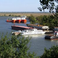 Аксайский затон, куда приходят на ремонт грузовые суда, находится на реке Аксай (Аксайка) :: Татьяна Смоляниченко