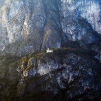 Одинокий храм в Альпах :: Sven L