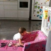 Правнук Том форсирует детский диванчик. :: Валерьян Запорожченко
