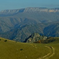 Проселок в горах...... :: Юрий Цыплятников