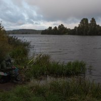 Рыбалка в осеннюю непогоду. :: Виктор Евстратов