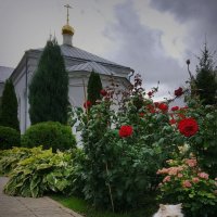 Немного цветущего лета в сентябре, Казанский монастырь Ярославля и его "паломница" :: Николай Белавин