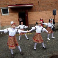 На ярмарке ,девочки из нашего класса танцуют! :: Елизавета Успенская