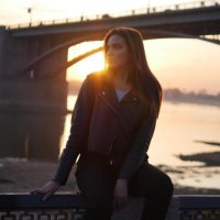 Девушка на набережной, закат :: Антон Иванов